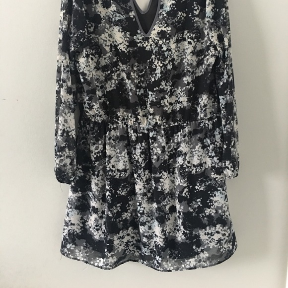 Flowy Dress with Cut Out Detail 🖤SALE🖤 - Picture 3 of 3